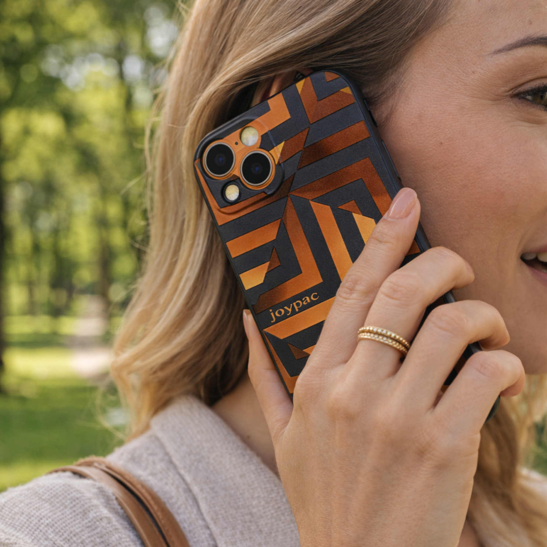 Etui iPhone 13 JOYPAC z TPU, czarne, złote geometryczne
